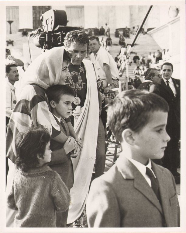 On the set of Cleopatra, in Roma - Richard Burton takes Liza in his arm and laughs with Elizabeth Taylor - Elizabeth Taylor and Richard Burton, surrounded by the children: Liza Todd, Michael Jr. and Christopher Wilding.