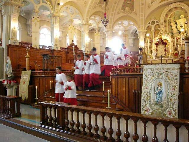 Ce dimanche 6 juin 2010, dans le quartier entourant l’église Saint-Zéphirin- de-Stadacona de Québec, avait lieu la traditionnelle procession de la Fête-Dieu où le Saint-Sacrement est porté en triomphe en voici quelques images.