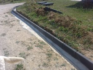 Réalisation d'un parking de garage et d'une allée en béton drainant.