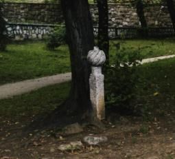 Dans le parc, en plein centre de la ville, j'ai &eacute;t&eacute; &eacute;tonn&eacute; de voir ces tombes ottomanes...
