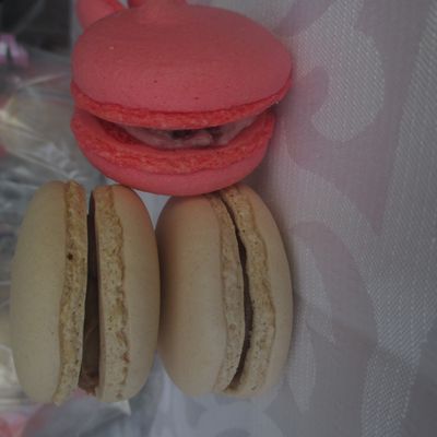 Macarons framboise et macarons spéculoos