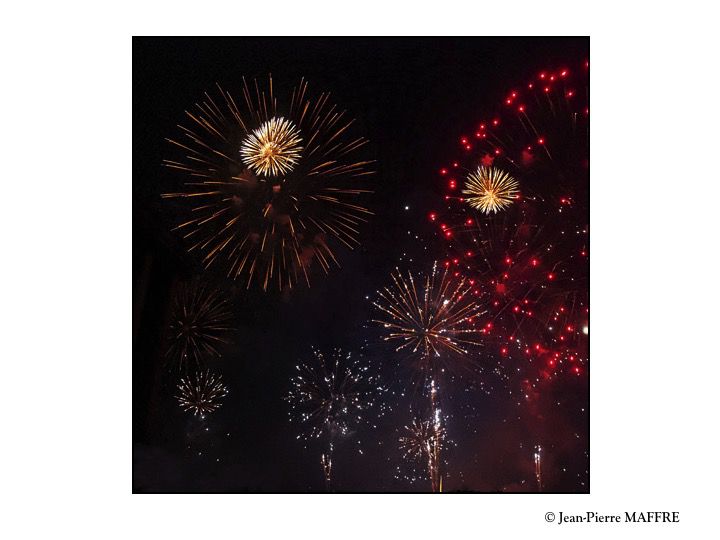 Peindre dans le ciel, l’art le plus grandiose et le plus éphémère qui soit qu’on a la chance de pouvoir le figer grâce à la photo. Paris, 14 juillet 2011.