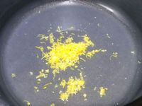 2 - Dans une casserole sur feu doux mélanger le zeste de citron avec le sucre et le jus de citron. Ajouter l''oeuf battu en remuant puis la Maïzena et le beurre coupé en morceaux. Remuer jusqu'à ce que la crème épaississe, ajouter pour finir une feuille de gélatine préalablement trempée dans l'eau et égouttée. Verser cette préparation dans une moule en silicone avec des formes en demi-sphéres. Mettre au réfrigérateur pour un temps de prise de 2h environ.