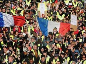La confrontation sociale se durcit en France