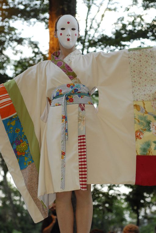 Quelques images du Défilé Hanbok d'Aurore Halper au Jardin Extraordinaire 2010. Merci à Aurore et à Philippe Bréchet pour ses images.
http://expressionsphoto.eklablog.com
http://www.pikaia-bio.fr