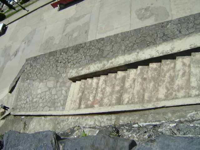 Extraordinario monumento de estilo plateresco,construido en lo alto de la montaña que domina toda la ciudad.En el interior se aprecia un púlpito del siglo XVI labrado en cantera blanca.Destaca un amplio atrio,el cual preside una iglesia con fachada