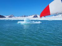 Florilège de glaces et de glaciers lors de notre expédition vers le Nord du Spitzberg, avec un passage par 80°Nord, proche de la banquise en dislocation...