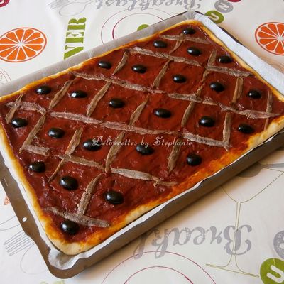 Coca de tomate con pimientos y anchoas (tarte à la tomate aux poivrons et aux anchois) 