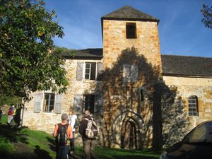 L'église Saint Cernin du très joli bourg de Valeyrac, avec son cadran solaire.