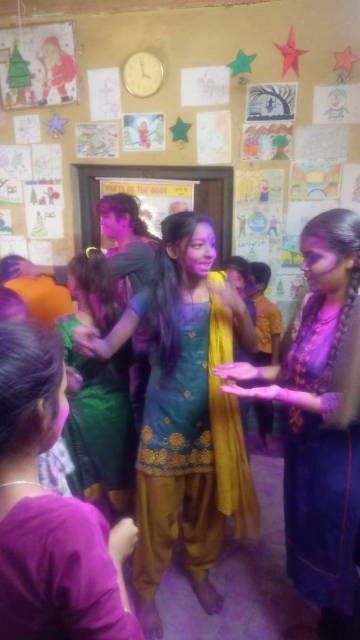Diaporama : Jeux pour la Holi au soutien scolaire de Bonoshree