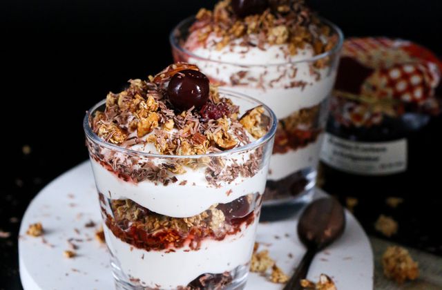 Verrine au fromage blanc vanillé, cerises & granola maison