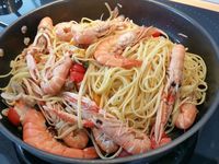 2 - Verser un bon filet d'huile d'olive dans un sauteuse. Faire revenir 1 mn les fruits de mer (langoustines et gambas). Rajouter l'ail (2 gousses), remuer, puis verser le jus de cuisson des coques, mélanger, ajouter les coques et tellines (en garder quelques unes pour la décoration). Rajouter les tomates cerises, les câpres, mélanger et incorporer les linguine en remuant, laisser réchauffer sur le feu 2 à 3 mn. Décorer du reste de coquillages et parsemer de persil haché. Présenter directement dans la sauteuse en rajoutant sur le dessus des pâtes les 4 cuil.à soupe de crème fraîhe, ou en parts individuelles dans des assiettes préalablement chauffées avec 1 cuil.à soupe de crème fraîche par plat. Déguster de suite accompagné éventuellement d'un vin italien.