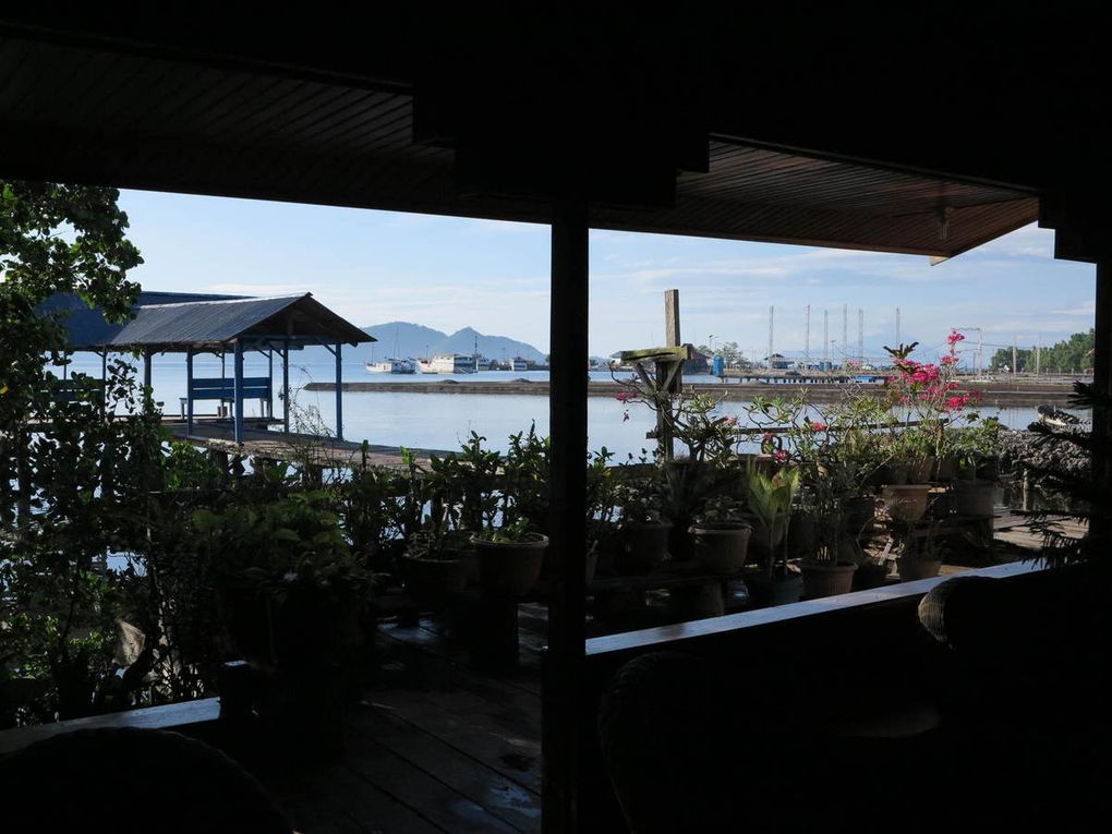 arrivée à Jailolo, côte ouest d'Halmahera, la mosquée, balade jusqu'à Marimbanti, maison commune traditionnelle 