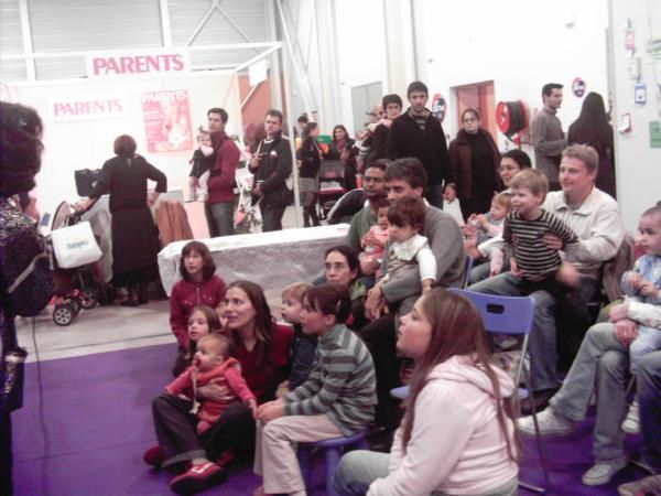 Tendres et amusants moments à partager en famille ou avec sa classe. Petits et grands participent activement aux comptines et jeux. Plaisir et rires GARANTIS !!!