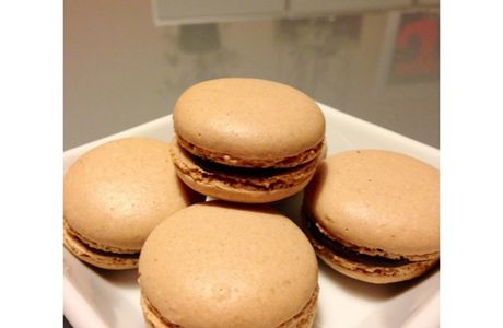 Macarons chocolat, vanille et à la rose