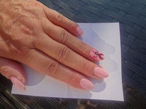 J,ai décidé pour cet octobre rose de faire un nail art afin de soutenir toutes les femmes atteintes du cancer du femme et pour lutter contre cette maladie