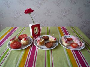 Enroulés de jambon et leurs pommes de terre en robe des champs, tomates