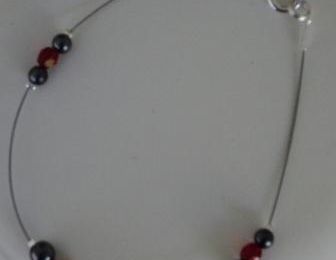 Bracelet fil cablé argent, perles noires et rouges