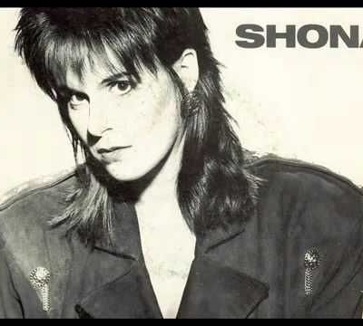shona, une chanteuse française des années 1980 qui est auteure-interprète, compositrice et claviériste