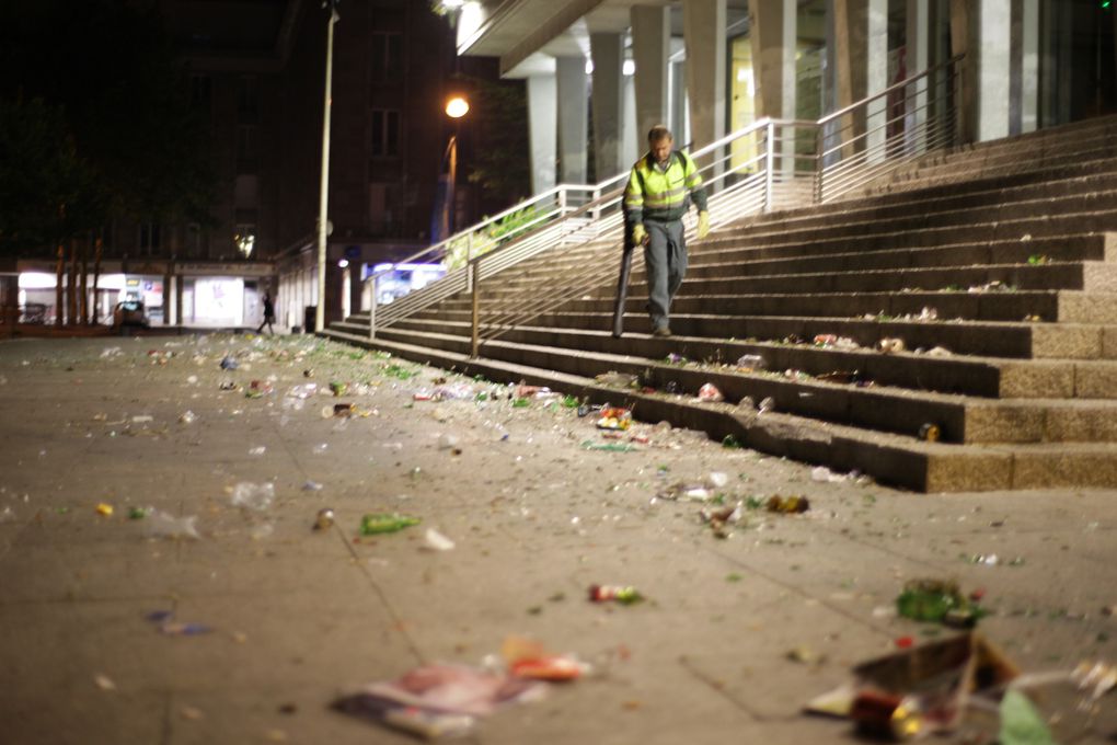 Lendemains-difficiles au centre-ville de Brest : comme plusieurs fois par semaines maintenant, les "étudiants" ont cassé leurs bouteilles d'alcool sur les marches de l'hôtel de ville.