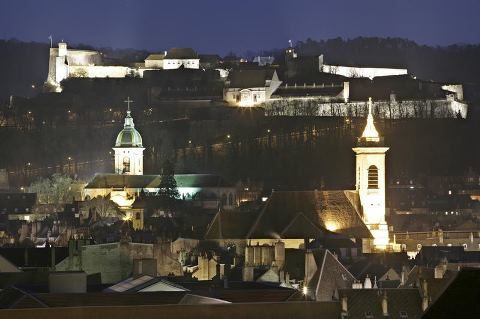 Besançon citée Vauban... Classée au Patrimoine de l'UNESCO...
Son festival international de musique classique...
Les Salines Royales d'Arc et Senans à 45 mn de Besançon classées elles aussi au Patrimoine de l'UNESCO...
Besançon ma ville nat