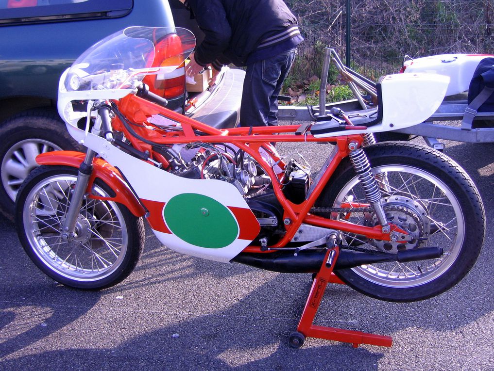 TROPHEE-COLUCHE-2011-5/6 mars 2011 à CAROLE
Démonstrations motos et sides de course anciens au profit des restos du cœur