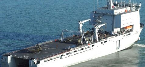 ... et un navire auxiliaire de la Royal Navy part pour Haïti