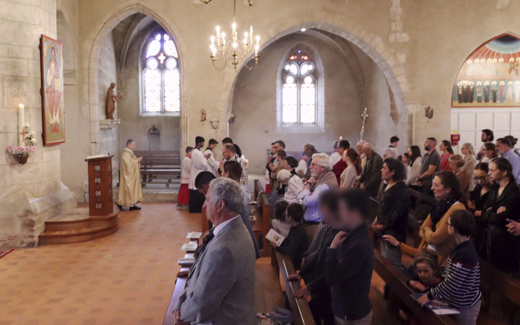 Première communion de Chloé au cours de la messe du 7e dimanche de Pâques avant la Pentecôte.