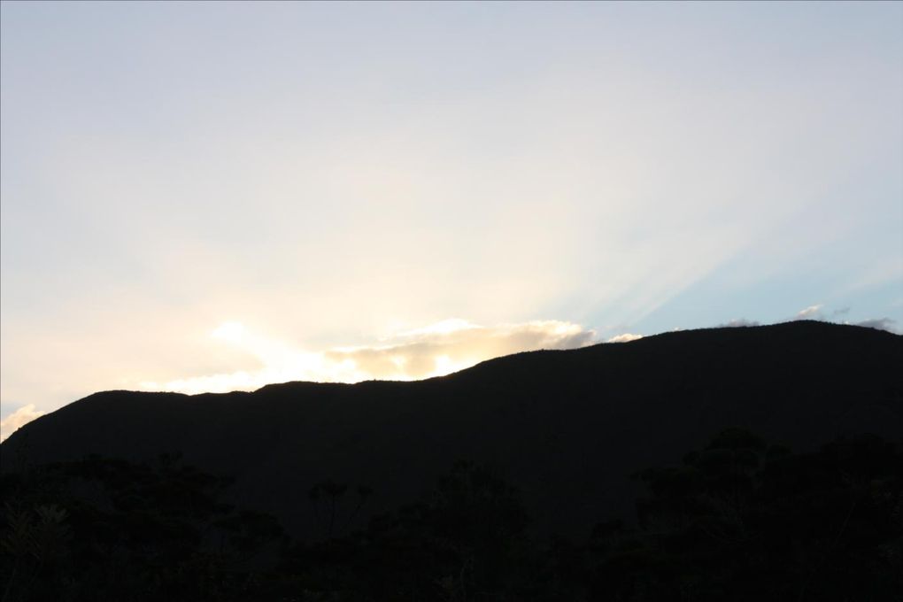 Coucher de soleil sur Nouméa du mont Ouen Toro. Le soleil réchauffe votre visage, un légère brise caresse votre peau. Ouvrez grand les yeux et profitez. 