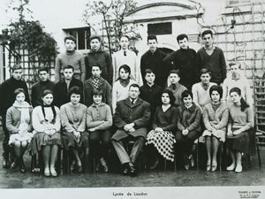 La classe de seconde : Gérard est le deuxième à partir de la droite du deuxième rang. Je suis à l'extrèmité à gauche sur le même rang. Signatures de tous les élèves de la classe au recto de cette photo appartenant à Gérard.
