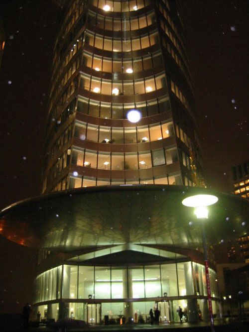 <P><STRONG>Images volées la nuit, dans l'un des quartiers les plus défigurés d'Île de France, la Défense</STRONG>. Des Tours immenses surplombent&nbsp;des sculptures fantomatiques, entourant une arche colorée par des spots rouge et vert. Au milieu d'une place, une écran de télévision géant diffuse des publicités aux travailleurs-passants.</P>
<P><STRONG>Ambiance "Blade Runner" assurée</STRONG>, il ne manquerait plus qu'une musique symphonique macabre pour couronner le tout.&nbsp;Pourtant, <STRO