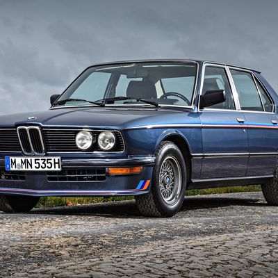 VOITURES DE LEGENDE (1080) : BMW  SERIE 5  (E12)  M 535i - 1980