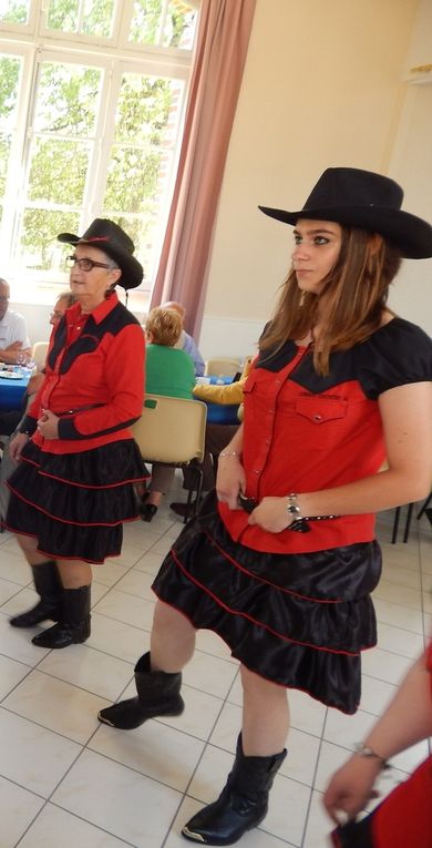 Bel après midi country, avec des démos et des initiations, belle participation des habitants du Charme