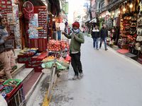 Une orgie de couleurs, un dentiste prêt à opérer dans la plus grande simplicité, un magasin de musique où les instruments s'accordent comme un "bonjour", un téléphone réparé comme on lace un soulier, au détour d'une rue un temple qui vous regarde pour vous rappeler l'humilité de l'existence comme le fidèle serviteur de Marc Aurèle et quelques travailleurs, marchands ou colporteurs qui décorent et embellissent les rues comme le grain de beauté de Marylin sa bouche...c'est aussi ça Kathmandu.... 