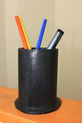 Un pot à crayons en cuir