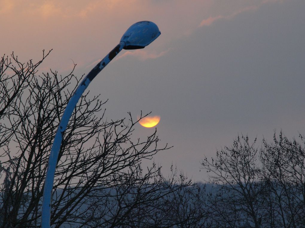 Photos prises par notre télescope (bât. 470) durant les deux premières soirées d'Observation de l'année.

Au programme :
- Jupiter et ses 4 satellites
- La Lune
- Couchers de Soleil