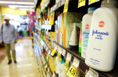 Johnson and Johnson se hunde en bolsa tras descubrirse que sabía que había amianto en su talco