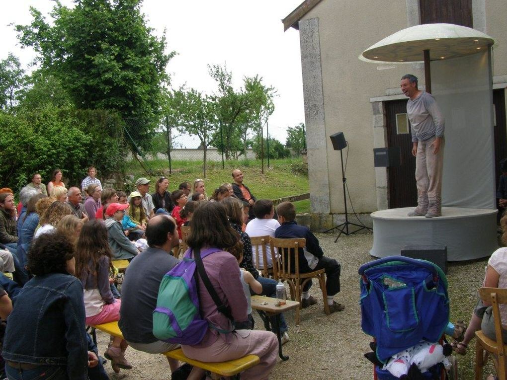 Rétro sur la 3ème édition, pêle-mêle... dans la rue, les salles , les granges et remises... musiques en tous gentres, théâtre, arts du cirque... expos, conférences, démonstrations des savoir-faire...