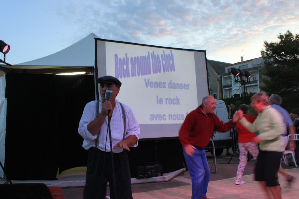 Sur le front de mer entre le casino et un bar bercé par les vagues, Royan au rythme du Rock'n'Roll avec le spectacle " Swing to the Rock" présenté par DANSE PROJECT. Soirée organisée par l'Association Générale de Pontaillac, présidée par Mad