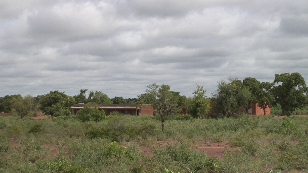 L’école de Kwen a ouvert en 1997, avec le soutien de « Aide & Action ». Avec les plans et les matériaux fournis par l’ONG, les habitants ont construit eux-mêmes les deux bâtiments de l’école et les six latrines en béton situées à l’