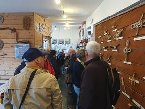 Entrée dans le musée,  la tête de lotte, le livre des achats de sardines (tenue des comptes),et différents panneaux sur les oiseaux marins à  l'entrée du musée.