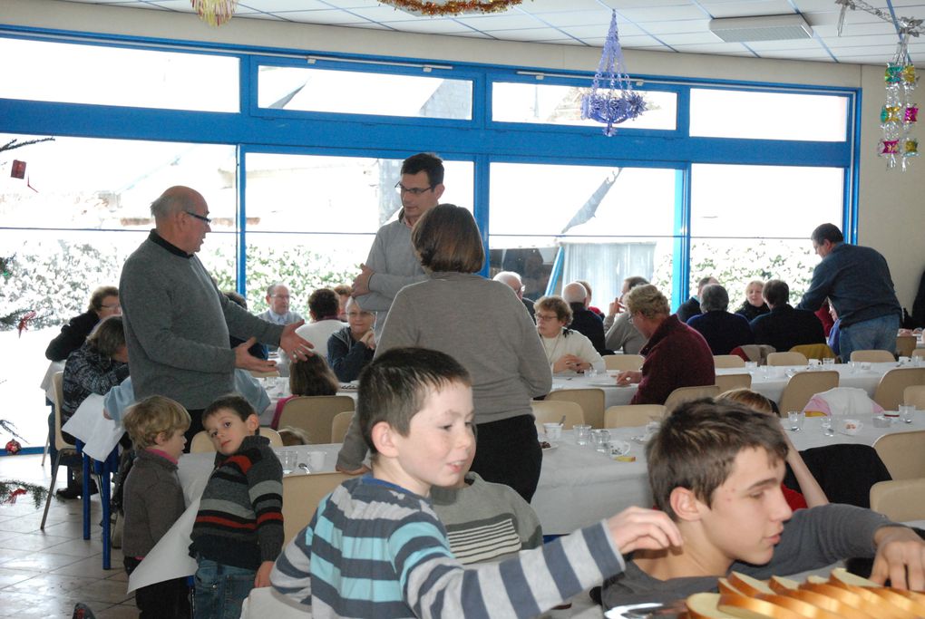 le noel de la commune de St MAULVIS, la remise des cadeaux aux enfants par le père NOEL et par le maire des colis des ainés ensuite a eu lieu la collatione