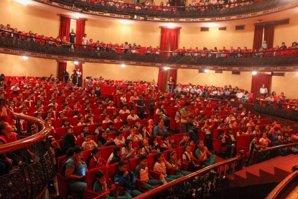 “La Escuela va al Teatro” presentó “Caperucita Roja” a través del Plan Cultural Comunitario en Valencia