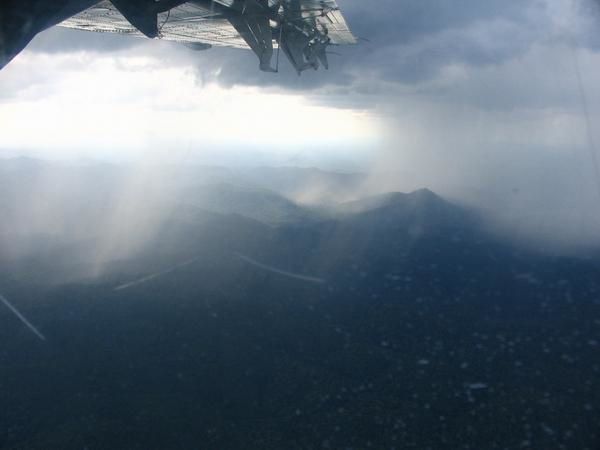 <p class="MsoNormal">Voici le village de Saul o&ugrave; nous avons pass&eacute; 4 jours avec Mathieu, Eve et Daphn&eacute;. Pour atteindre ce petit hameau de 60 &acirc;mes, il suffit juste de prendre l'avion (45 min dans un petit coucou de 17 places, Cf. photos) ou de faire 15 jours de pistes en quad, au choix...<br/>
une fois arriv&eacute;s dans ce mignon a&eacute;roport, un camion nous ram&egrave;ne au village avec nos bagages (et le trajet se fait &agrave; pied si il y a trop de bagages...).