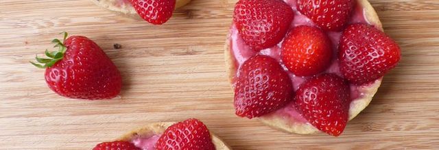 Tartelette rustique, faisselle aux coquelicots et fraises