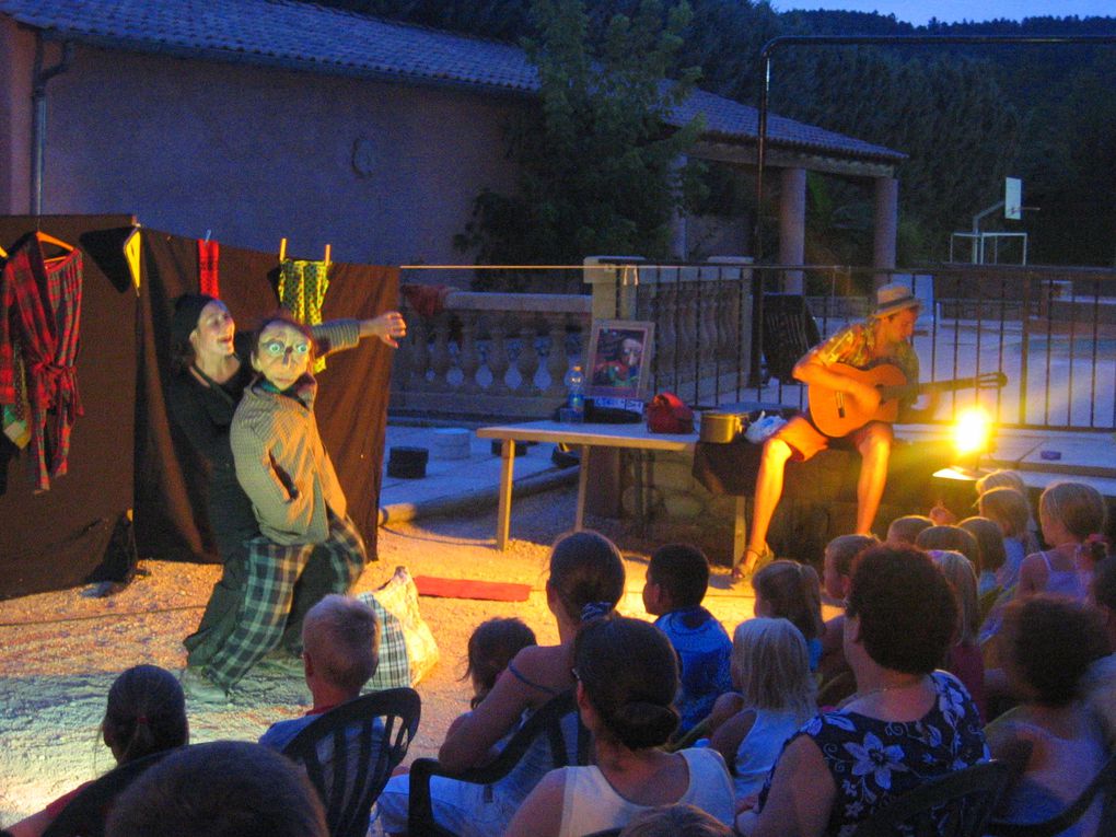 Quelques rares archives de la Méduse Articulée, Marseille  (2002-2006) "Ursule et Pétula, octogénaires hédonistes en cavale", "La sorcière du placard aux balais",  atelier 1000 pattes carnaval de la plaine