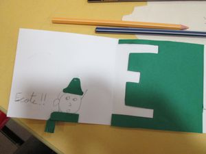 D, E, F jeux en papiers découpés, quand la chute révèle une lettre ...