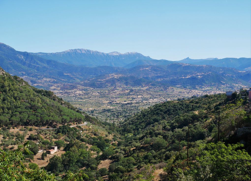 A partir d'Olbia, la route longe la côte est de la Sardaigne. Dia 1: l'île Tavolara, comme une table émergeant de la mer. Paysages dépouillés, sobres, pas d'agitation touristique. Les motards de l'Europe entière viennent parcourir cette route sauvage. Au sud de Siniscola et de sa longue plage de sable blanc, on rentre dans la montagne.. 