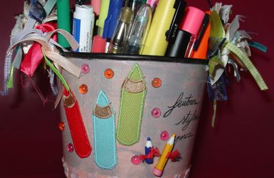 Crayons dans un pot / Pens in a container