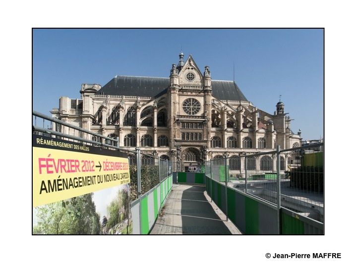 Avant l’apparition de la Canopée, profitons de cette vision éphémère du chantier de la démolition du site réalisé dans les années 1980. A suivre…